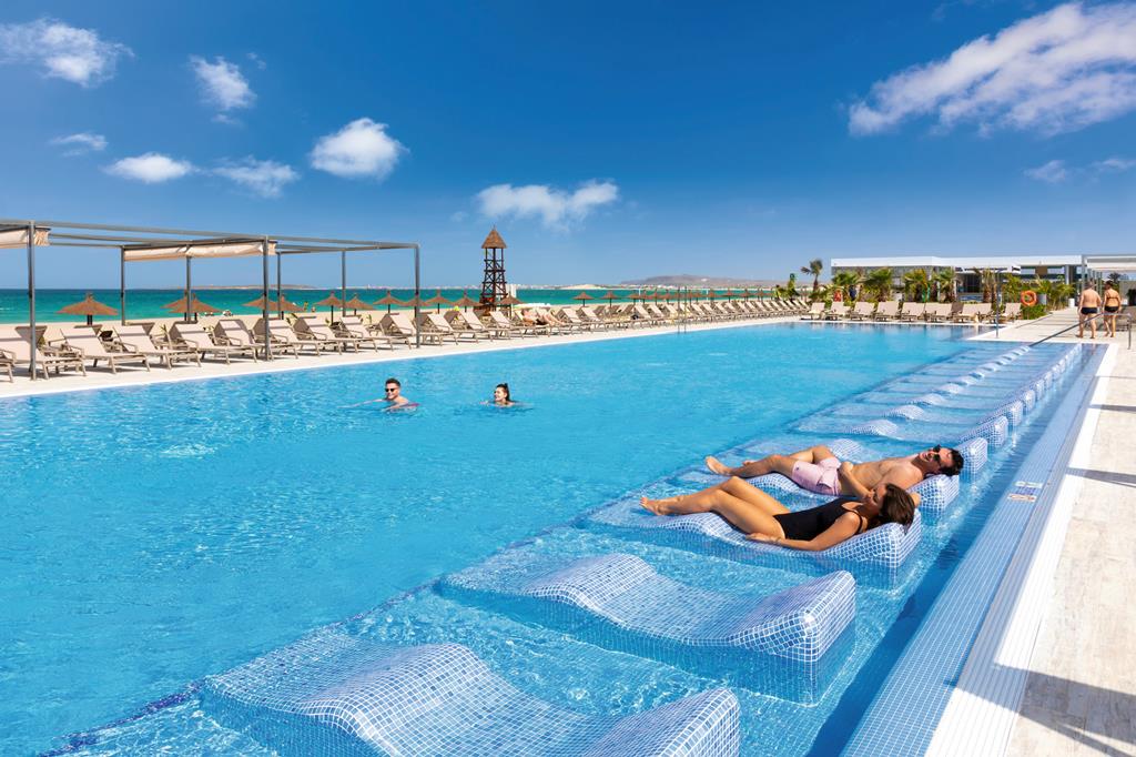 305C40E7B44B7A030D6DE67EFFCB940A